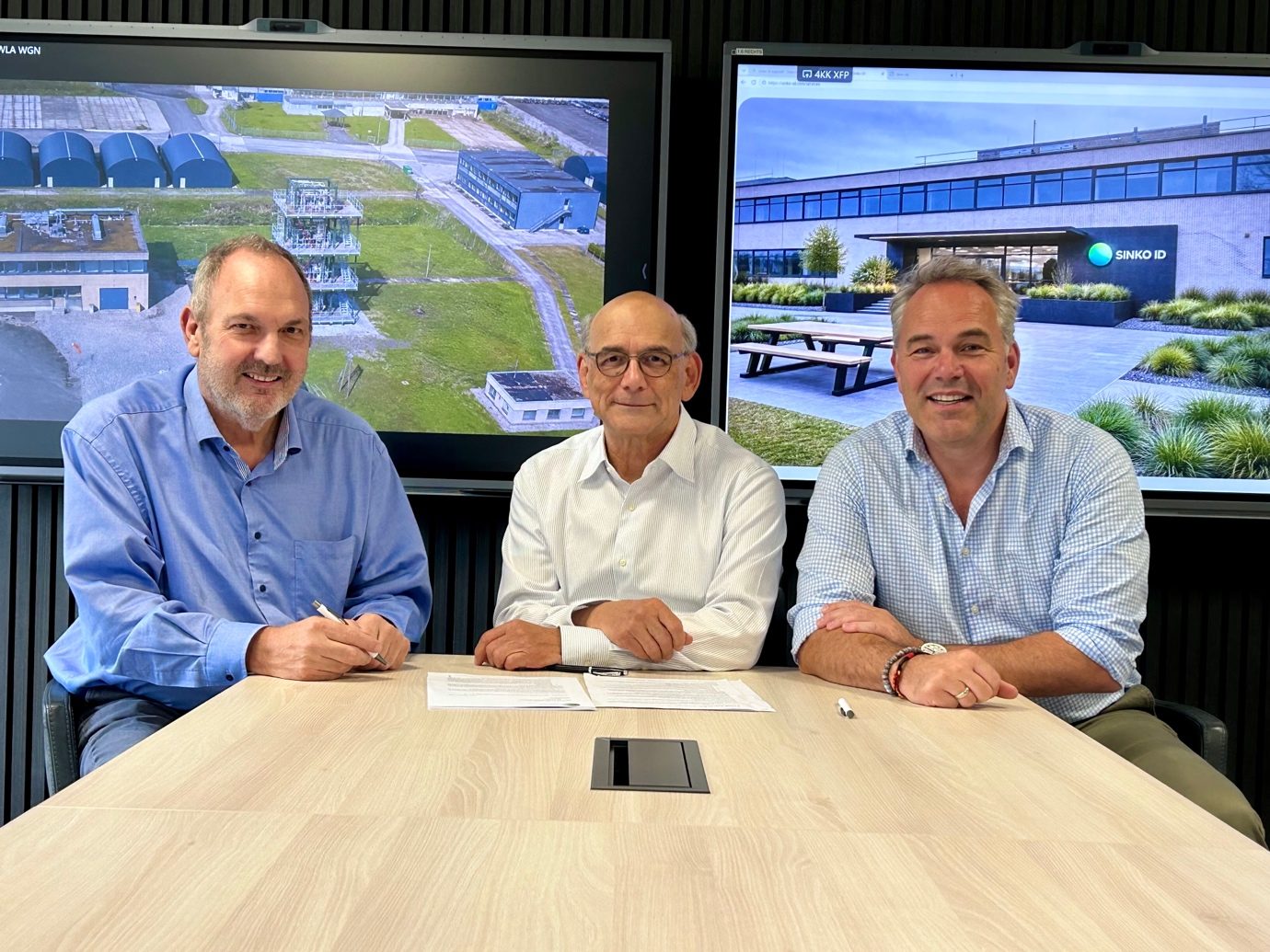 Frank Hollander of Sinko ID and Pieter Kapteijn of TwistR Energy and TriGen Energy signing the partnership agreement